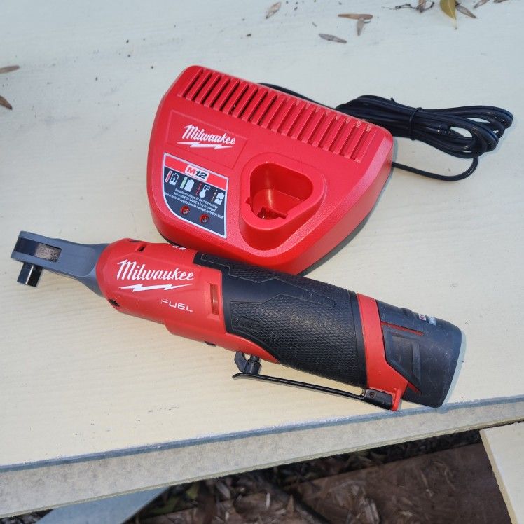 Milwaukee 12v ratchet 3/8 used Good Condition. Batt&Charger Included. Firm Price/precio Firme 🛑