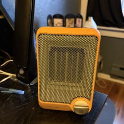 Insignia Desktop Ceramic Heater 120V-60hz 600W