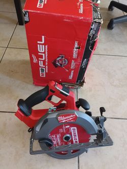 Milwaukee
M18 FUEL 18V Lithium-Ion Brushless Cordless 7-1/4 in. Circular Saw (Tool-Only