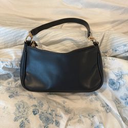 black shoulder bag