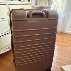 Medium Checked Luggage 