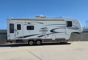 5th wheel  rv  2005