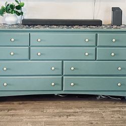 Dresser/ Tv Stand