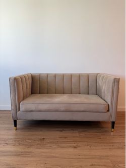 Tufted velvet loveseat