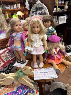 AMERICAN GIRLS DOLLS AND CLOTHES.