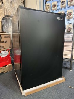 New Magic Chef HMAR45HCBE 4.4 Cu. Ft. Mini Refrigerator Black Freestanding Design