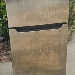 Apartment Size Refrigerator 