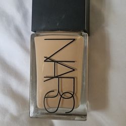 NARS Light Reflecting Foundation 