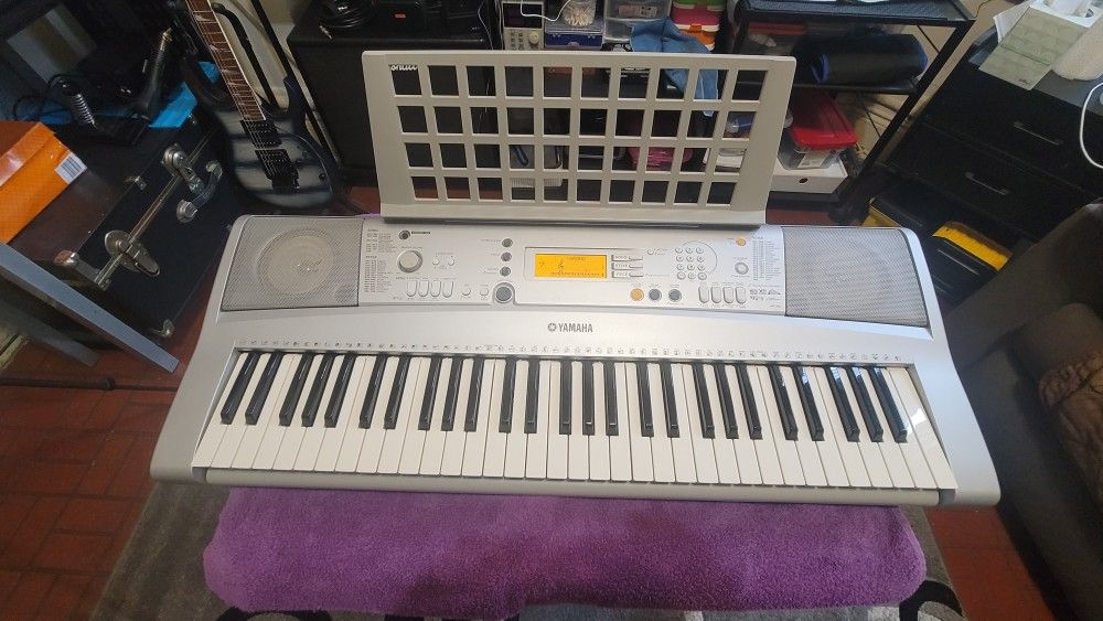 YAMAHA YPT-300 MIDI DIGITAL KEYBOARD 61 KEYS PORTABLE ELECTRIC PIANO IN SILVER COLOR.