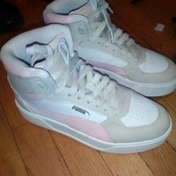 Women's Pumas Size 9