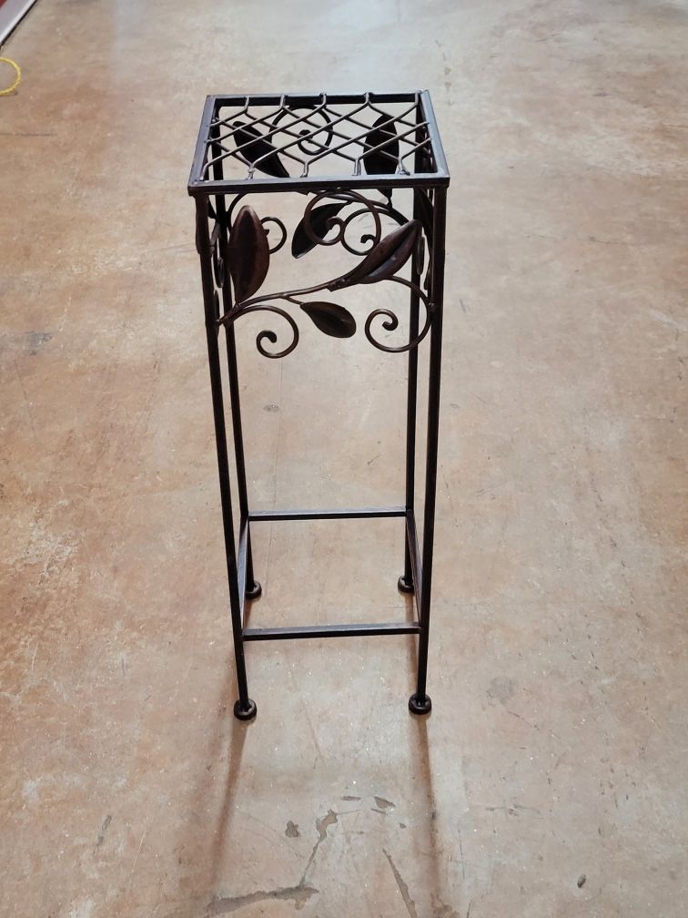 Interior Metal Leaf Design Plant Stand