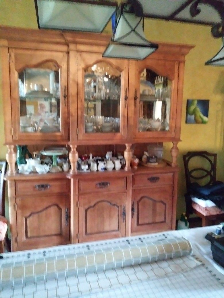 Bassett Solid Wood China Hutch Display Cabinet