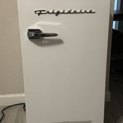 ✨ Frigidaire Retro Mini Fridge – Like New! ✨
