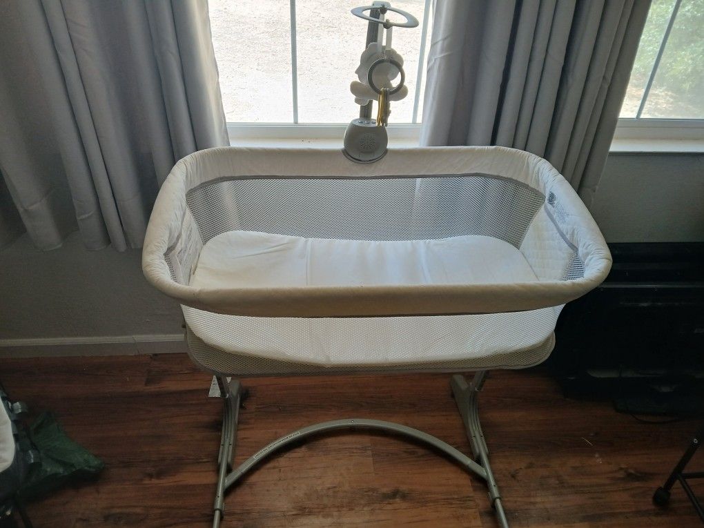 Bassinet W/ Pad, Sheets & Protectors Included