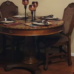 Round Dining Table (Like New)