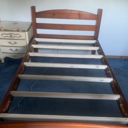 Wooden bed size 42 inch x 78 inch in excellent condition