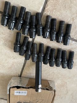BMW nut lug with key