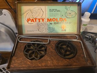 This is a vintage Griswold Patty Molds set featuring cast iron molds and their original branded box