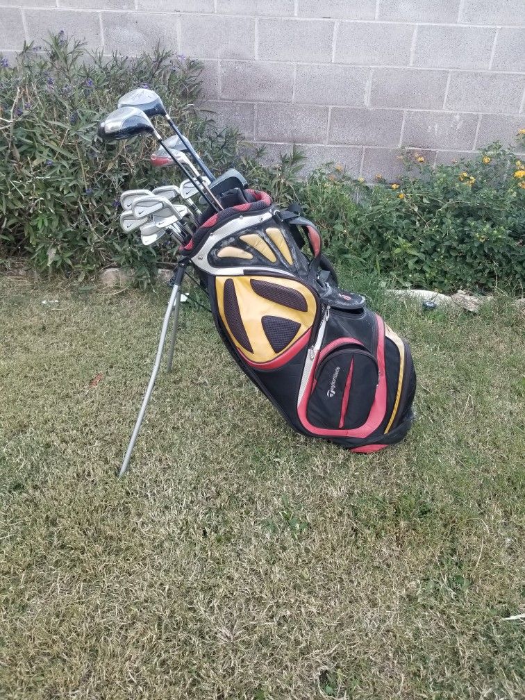 GOLF SET PREOWNED SHOWS WEAR SEE ALL PHOTOS for Sale in Las Vegas, NV