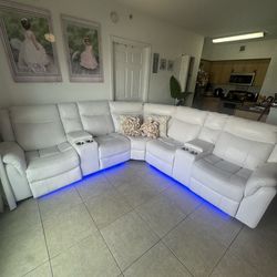 Sofá seccional reclinable moderno con luces LED y portavasos – excelente estado