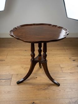 Mahogany Pie Crust Tilt-Top Side Table