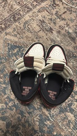 Selling my white Nike tennis shoes size 9 for men