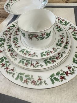 Vintage Gibson Set 45 Serving 8 .