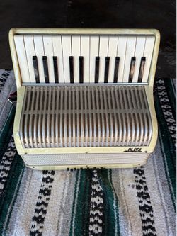 vintage Italian accordion good condition