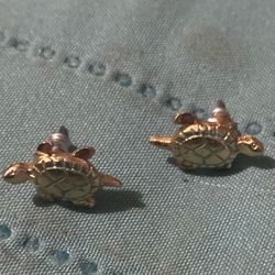 gold-tone sea turtle stud earrings