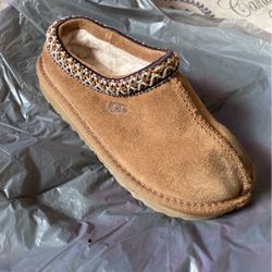 UGG Child’s Slipper Size 10