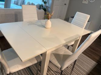 White Extendable Dining Table Set with 4 Chairs + (Area Rug Included!!!!)