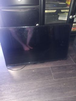 Insignia 28-in color TV