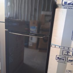 (New) New)Frigidaire - 20 cu.ft Top Freezer Refrigerator - Black