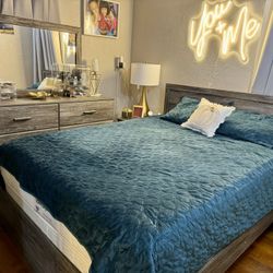 bedroom set 4 pieces Does not include the mattress
