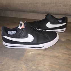Nike. Youth 1.5 