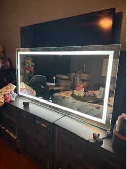 Vanity/makeup mirror