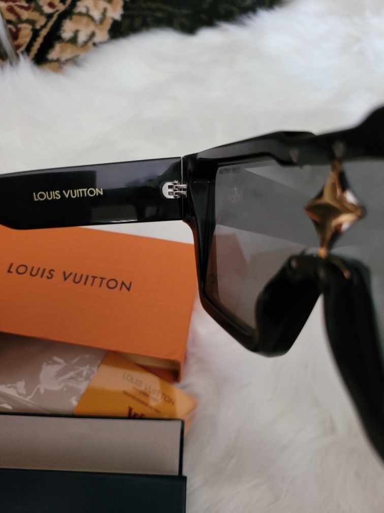 Louis Vuitton Cyclones Black sunglasses (Model: Z1578W), Men's Fashion,  Watches & Accessories, Sunglasses & Eyewear on Carousell