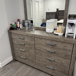 Dresser With Mirror 