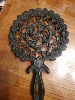 VINTAGE T-7 Tulip Cast Iron Trivet