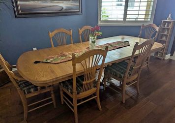 Dining table, six chairs, four leaves. Great condition. Matching Hutch available. Delivery Avaialble for a fee.