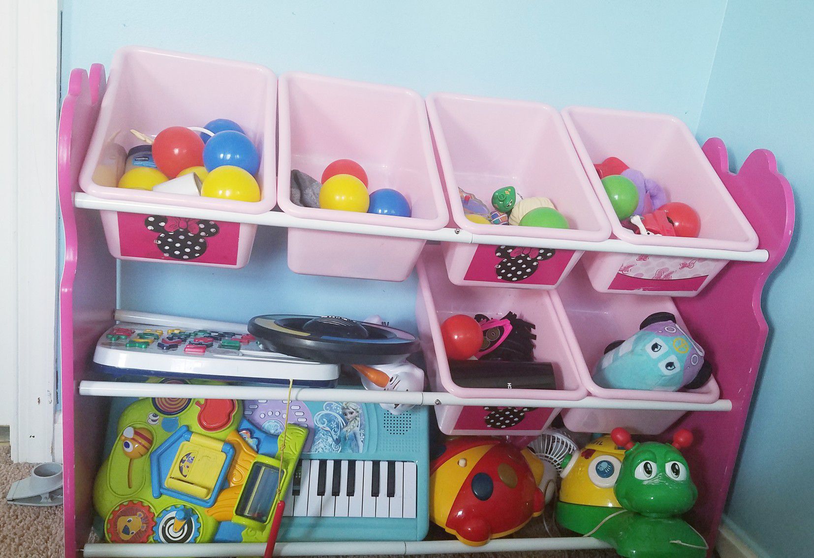 Toys with toy organizer