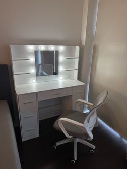 Vanity desk with lighted mirror / make up