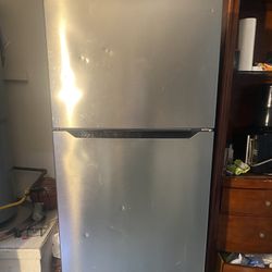 Refrigerator Insignia 