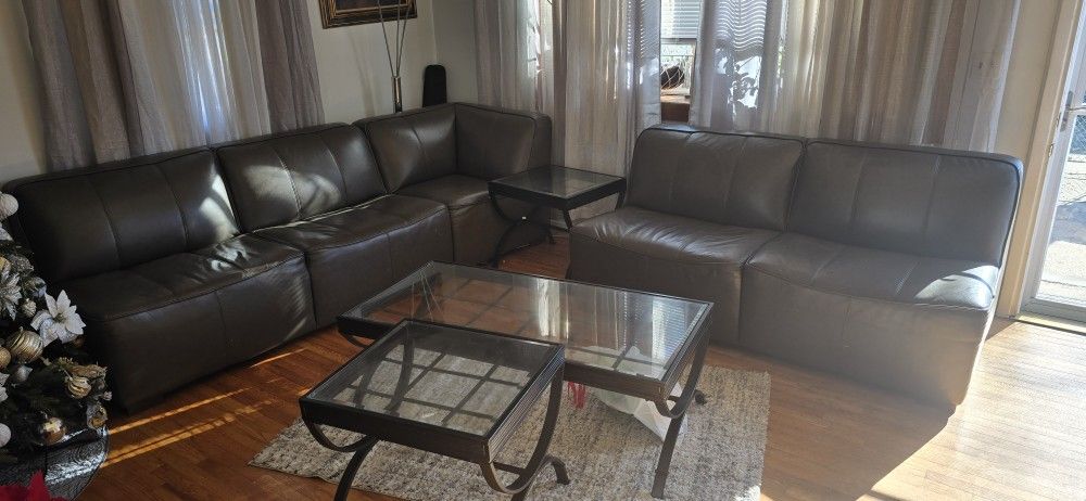 Furniture set with three tables in very good condition due to moving