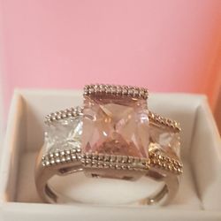 Gorgeous Cocktail Ring, 925 Streling silver, 6.46grs sz8, This Ring has 3 precious Cz diamonds.
