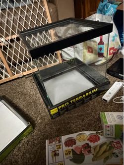Reptiel tank with lid that locks brand new