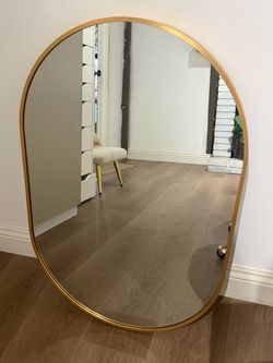 Oval gold mirror