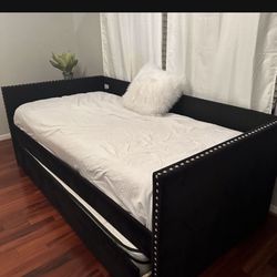 Daybed With 2 Mattresses Included 