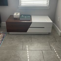 MODERN WOODEN COFFEE TABLE W/ LOTS OF STORAGE