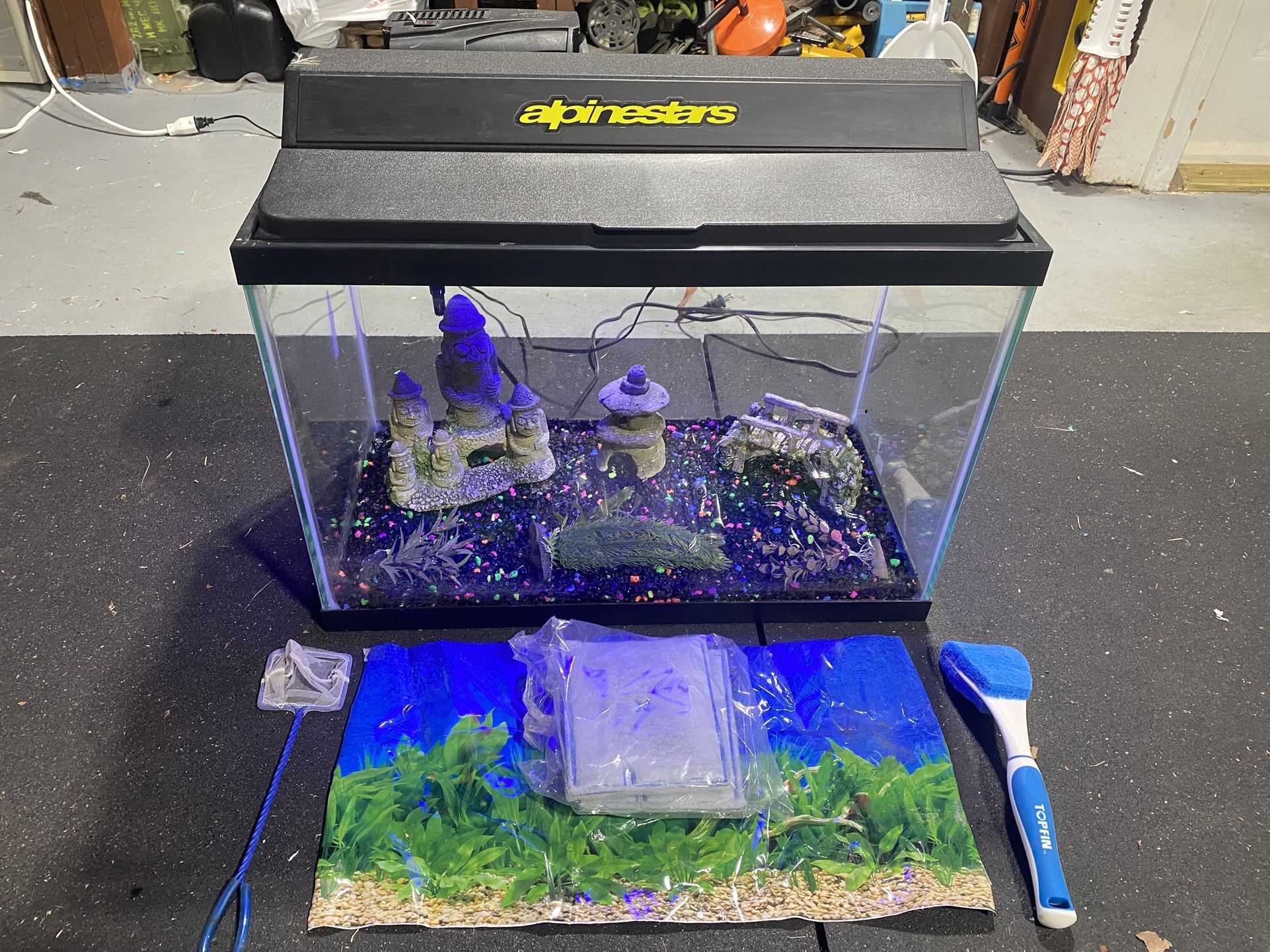 π 20-Gallon Aquarium Setup β Complete Kit w/ Heater, Decor & More Fully equipped 20-gallon fish tank with blacklight-reactive gravel, decorations, he